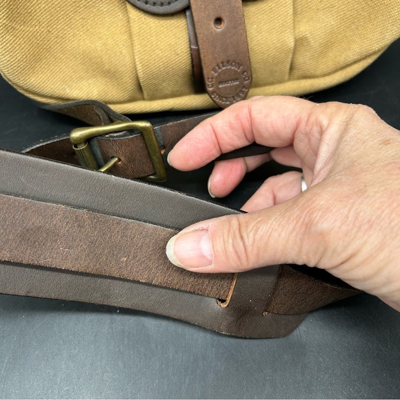 Filson Small unisex Rugged Twill canvas Tan Crossbody Field Bag 9” - Picture 2 of 9